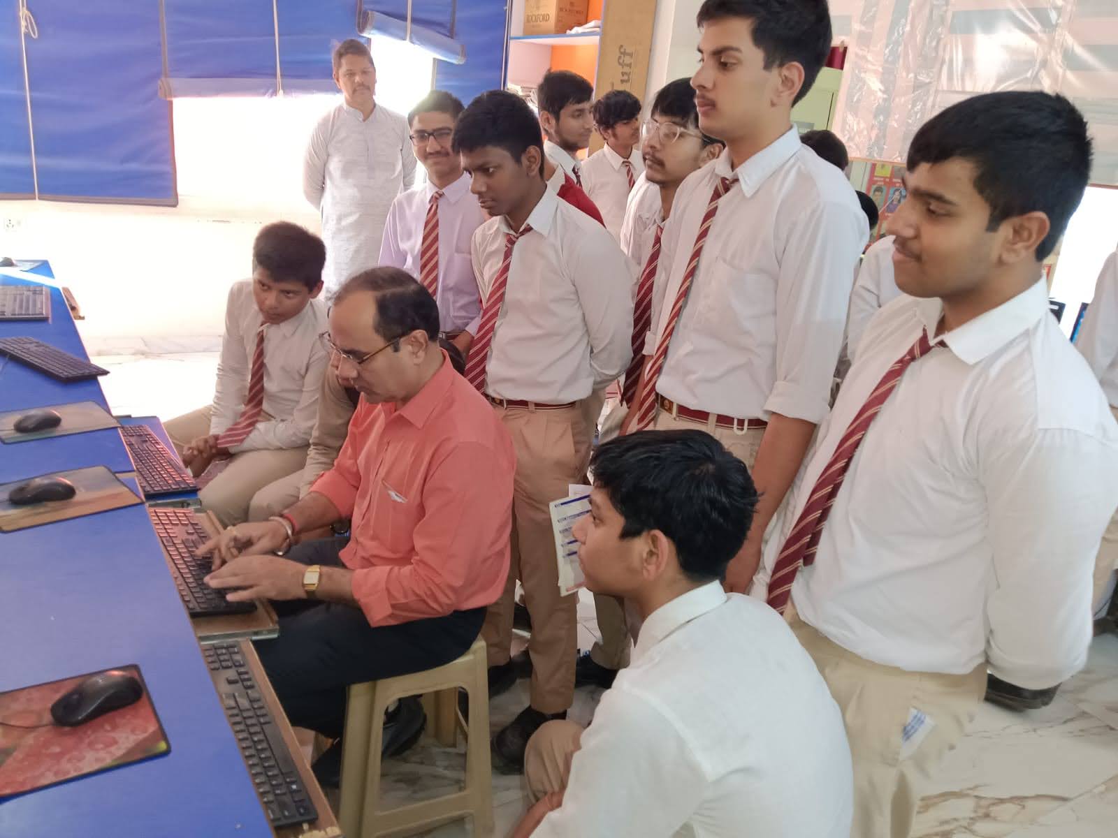 An instructor presenting a technical concept on a whiteboard to an attentive class of students, emphasizing interactive learning at OM Info Solutions.
